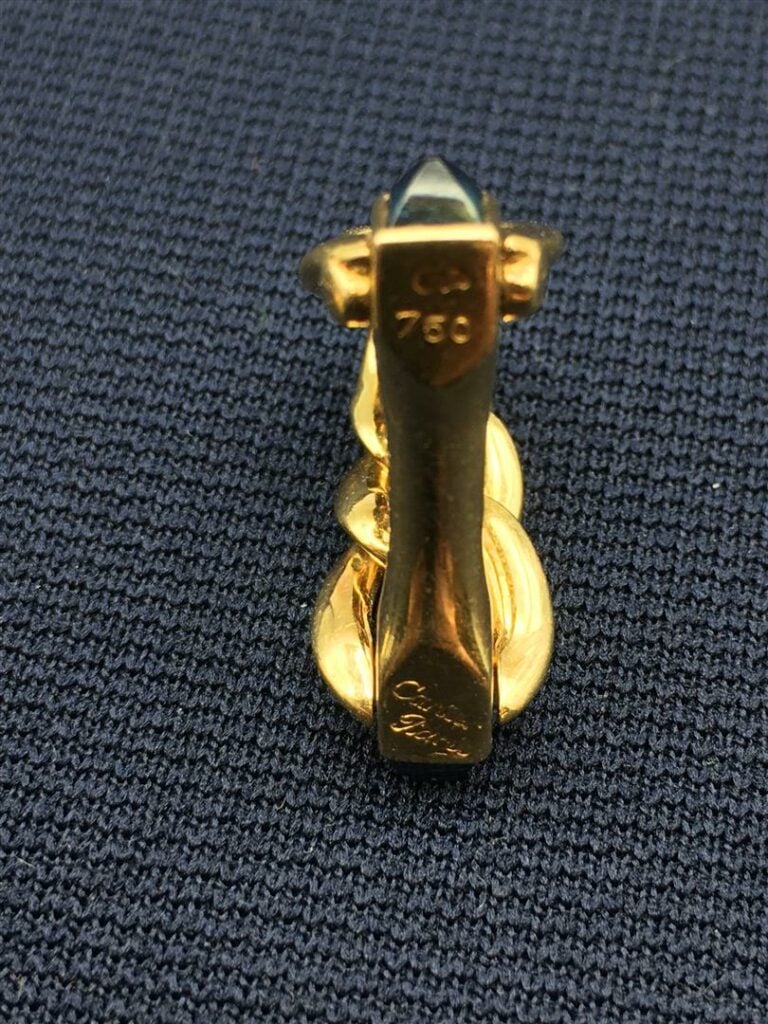 CARTIER. - Paire de boutons de manchette en or jaune, forme étrier et saphir. -…