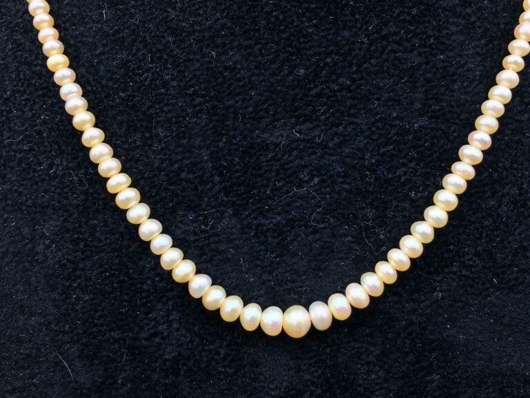 Collier de perles fines de petit diamètre en chute.