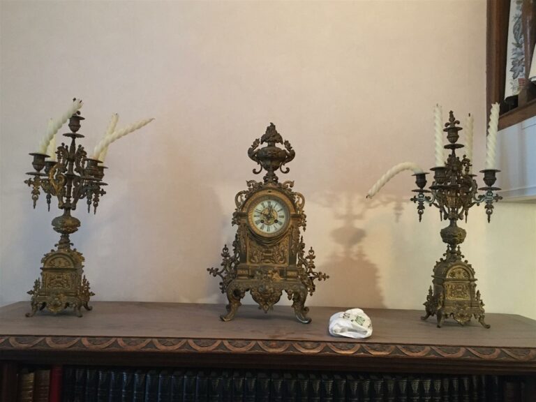Garniture de cheminée en bronze, comprenant une pendule et deux girandoles à ci…
