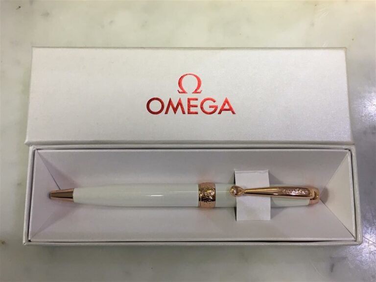 OMEGA. - Stylo bille rétractable, dans sa boite, parfait état.