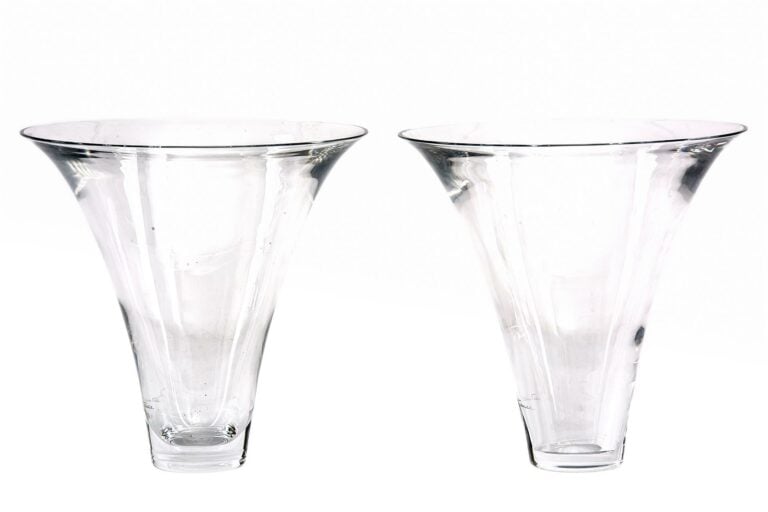 DAUM FRANCE. - Paire de vases de forme cornet en cristal, signés. - Hauteur: 25…