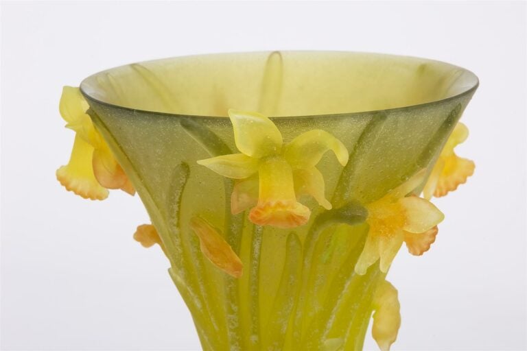 DAUM FRANCE. - Vase Jonquilles en pâte de cristal vert et jaune, signé (éclat à…