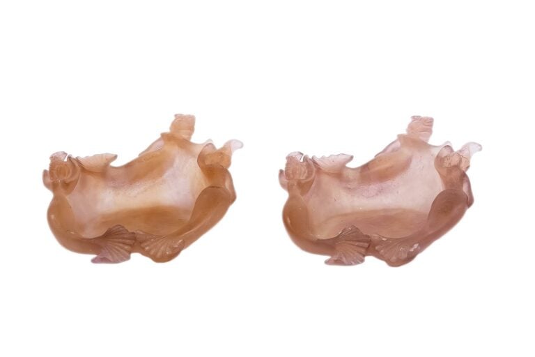 DAUM FRANCE. - Paire de vide-poche en pâte de verre rose à décor de sirènes, si…
