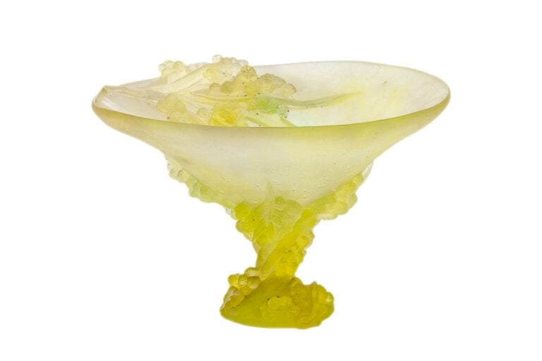 DAUM FRANCE. - Coupe de forme évasée sur piédouche en pâte de verre jaune à déc…