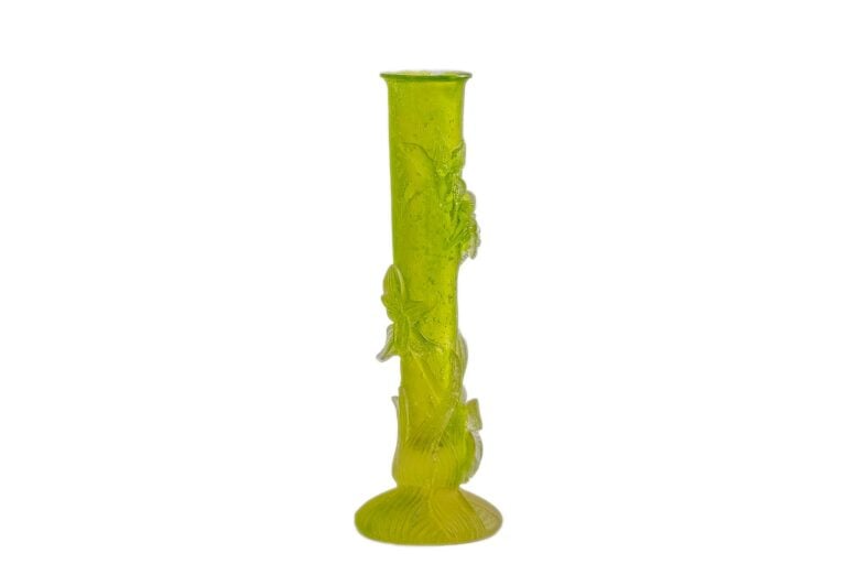 DAUM FRANCE. - Petit vase de forme cylindrique en pâte de verre à fond vert à d…