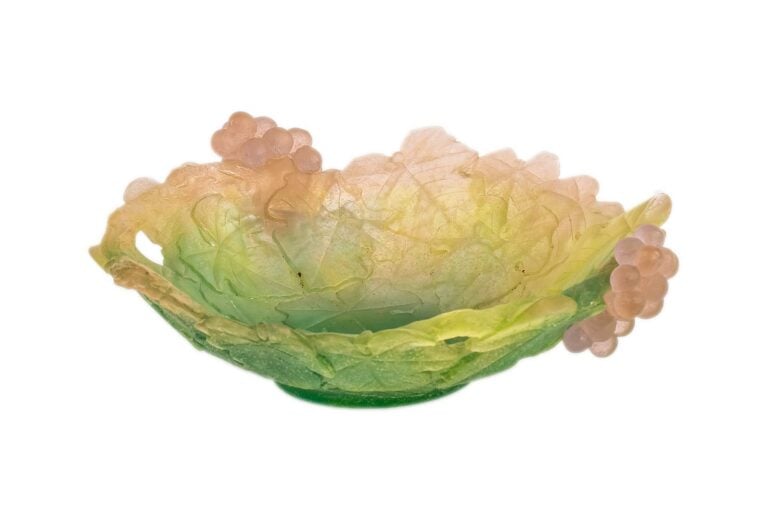 DAUM FRANCE. - Coupe en pâte de verre vert et rose à décor de feuilles et raisi…