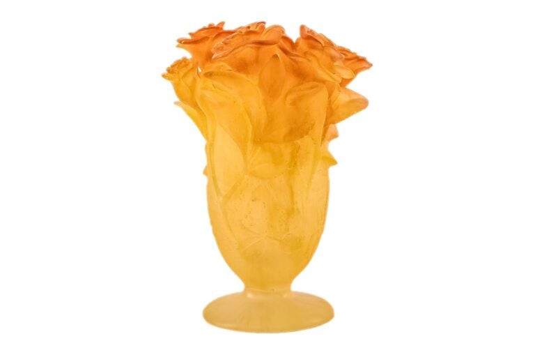 DAUM FRANCE. - Vase piédouche en pâte de verre à décor de roses dans les teinte…