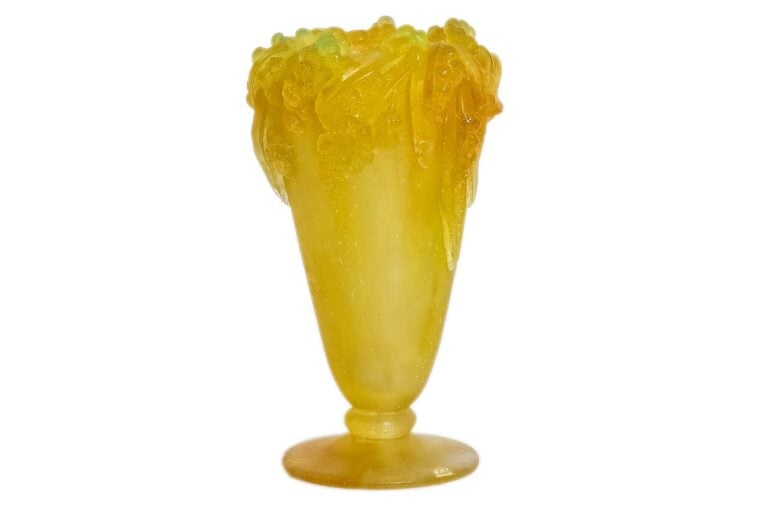 DAUM FRANCE. - Vase en pâte de verre jaune à décor de pampres de vigne, signé.…
