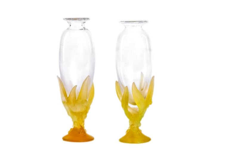 DAUM FRANCE. - Paire de vases de forme ovoïde, reposant sur un piédouche en pât…