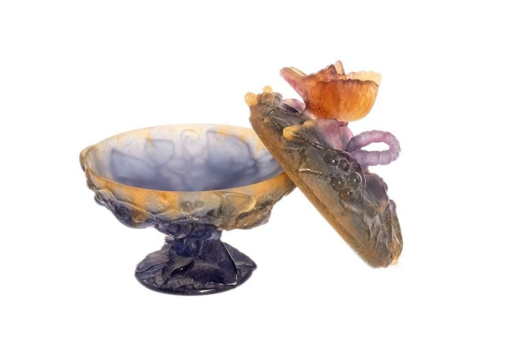 DAUM FRANCE. - Bonbonnière en pâte de verre à fond violet à décor de papillons…