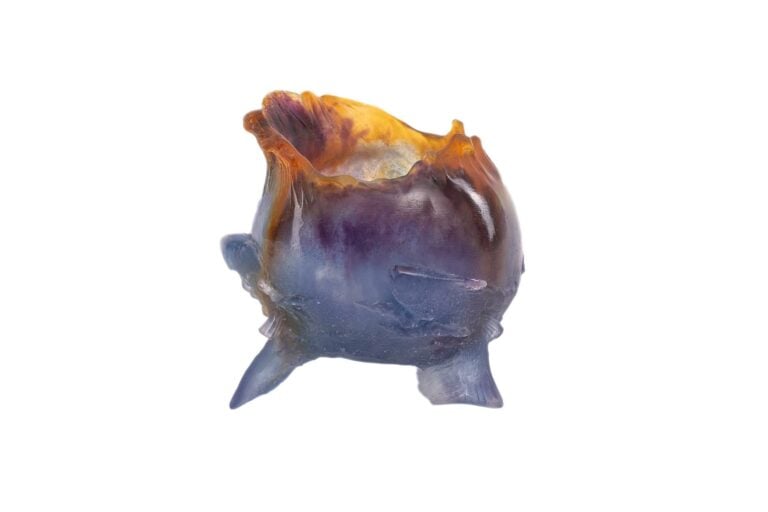 DAUM FRANCE. - Vase en pâte de verre à fond violet à décor de poissons, pièteme…