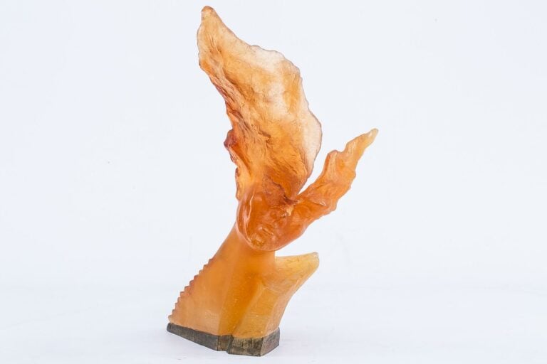 DAUM FRANCE. - Visage stylisé - Epreuve en pâte de verre à fond orangé, signé e…