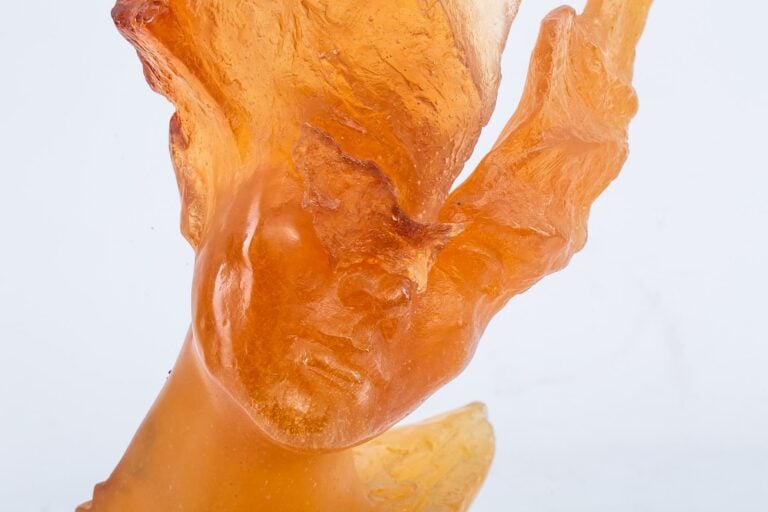DAUM FRANCE. - Visage stylisé - Epreuve en pâte de verre à fond orangé, signé e…
