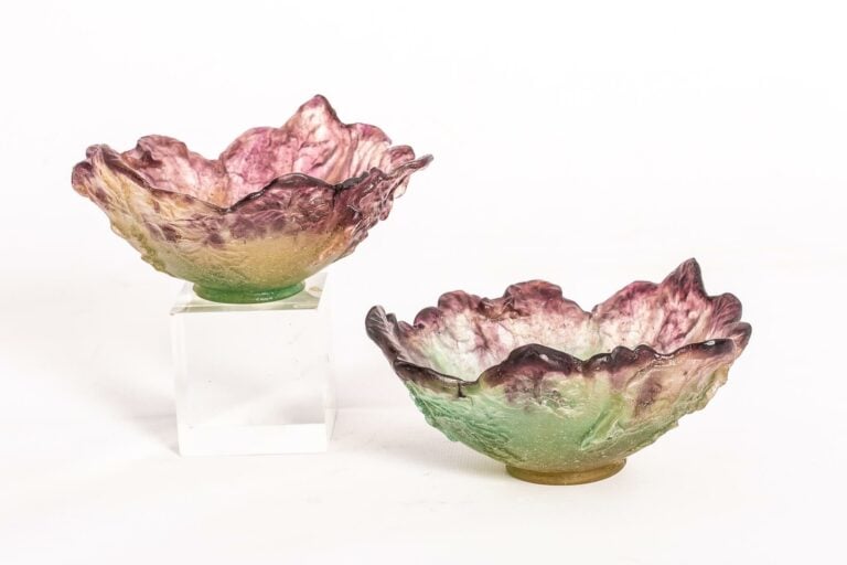 DAUM FRANCE. - Paire de coupes en pâte de verre à fond violet, signées. - Haute…
