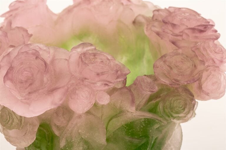 DAUM FRANCE. - Vase en pâte de verre vert et rose à décor de roses, signé (légè…