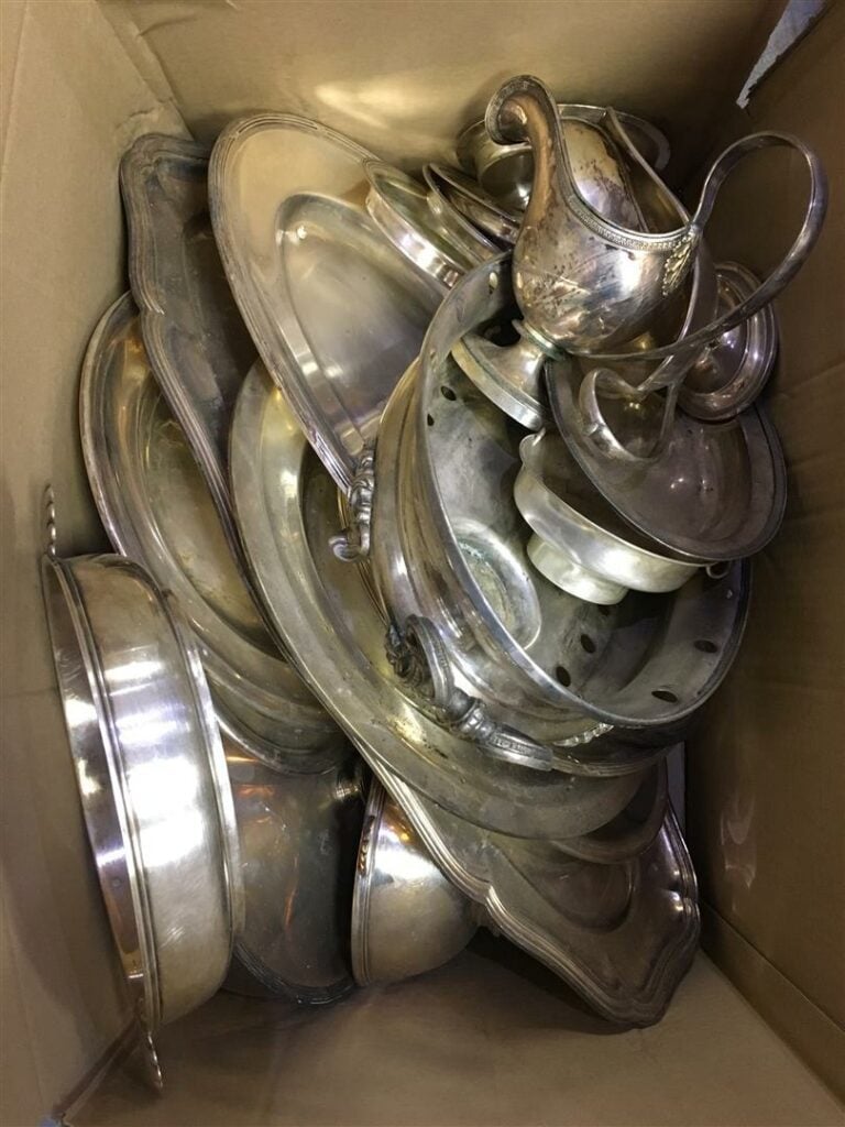 Lot de platerie en métal argenté, comprenant plats de service ronds et ovales,…