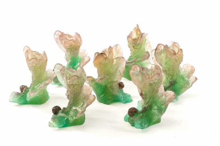 DAUM FRANCE. - Suite de 7 bougeoirs "Escargots" en pâte de verre verte violacée…