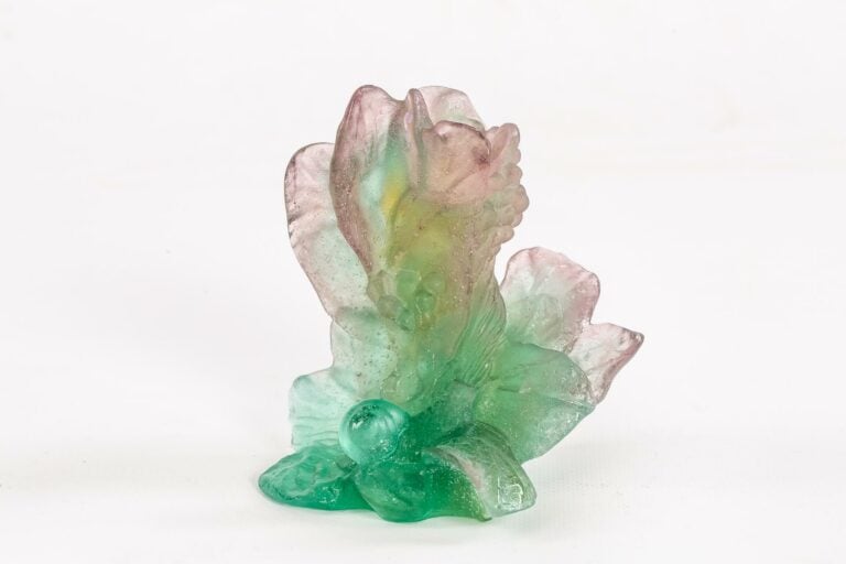 DAUM FRANCE. - Bougeoir en pâte de verre verte violacée à décor d'une fleur, es…