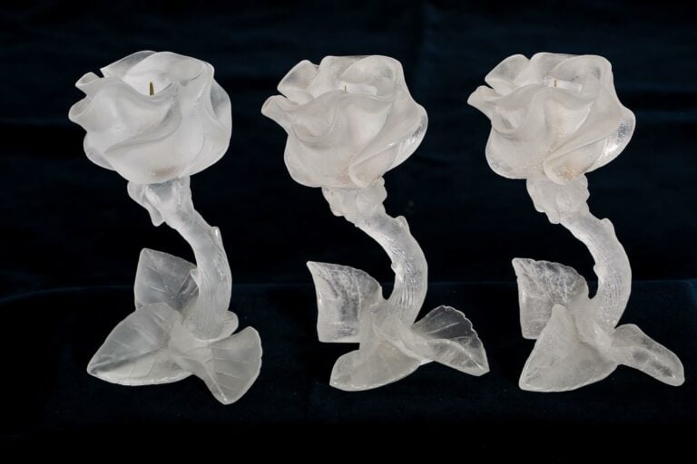 DAUM FRANCE. - Suite de trois bougeoirs représentant des fleurs en pâte de verr…