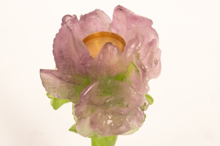 DAUM FRANCE. - Bougeoir en pâte de verre verte et mauve à décor de fleurs, sign…