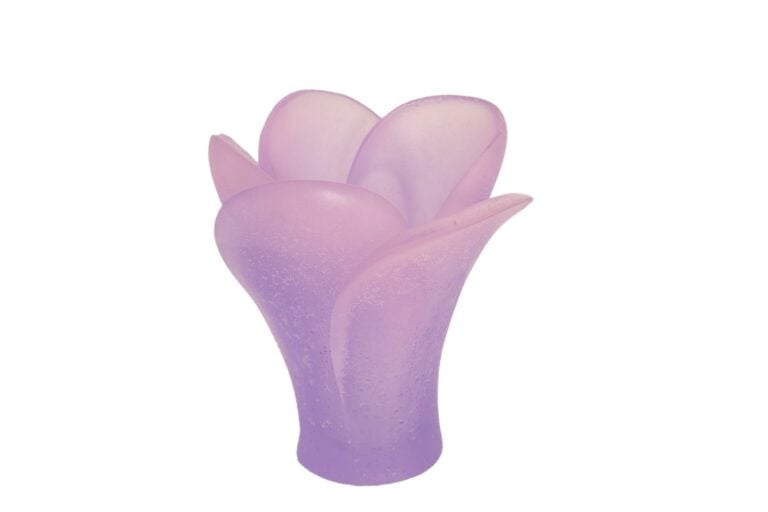DAUM FRANCE. - Petit vase en pâte de verre mauve représentant une fleur s'ouvra…