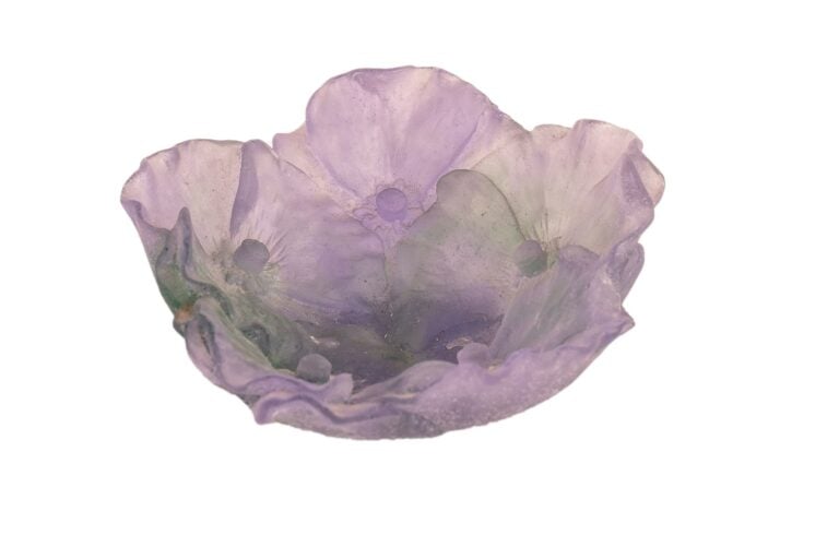 DAUM FRANCE. - Coupe en pâte de verre mauve représentant une fleur, signée. - H…