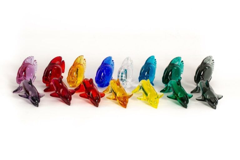 DAUM FRANCE. - Ensemble de sept dauphins et huit poissons en cristal, coloris d…