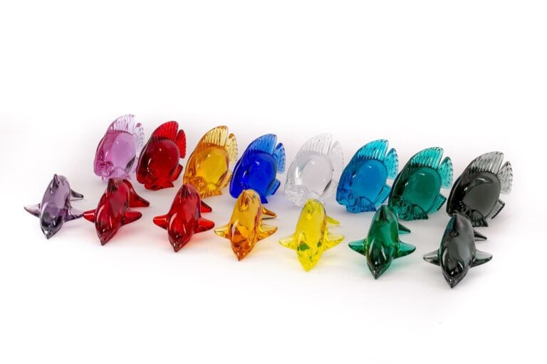 DAUM FRANCE. - Ensemble de sept dauphins et huit poissons en cristal, coloris d…