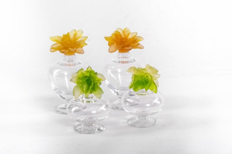DAUM FRANCE. - Ensemble de quatre flacons en cristal et leur bouchon en pâte de…