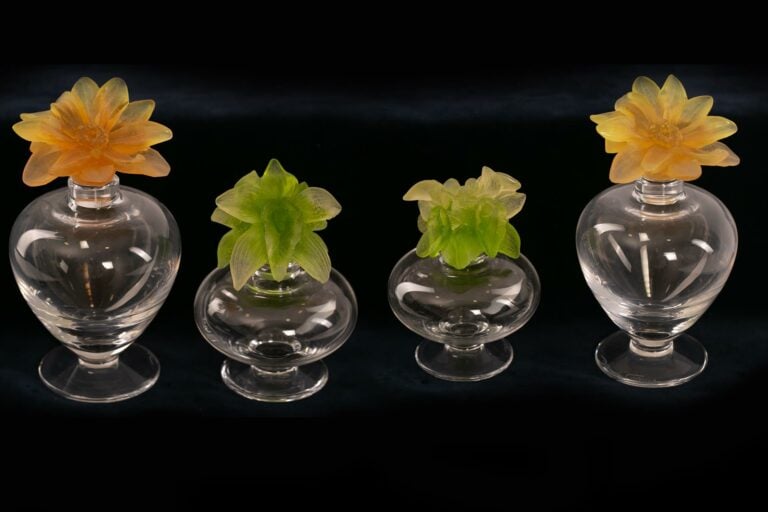 DAUM FRANCE. - Ensemble de quatre flacons en cristal et leur bouchon en pâte de…