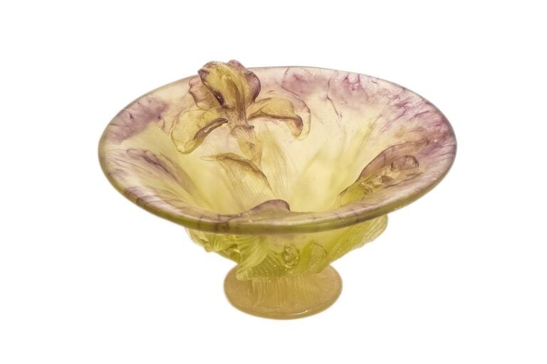 DAUM FRANCE. - Coupe sur piédouche de forme évasée en pâte de verre verte et vi…