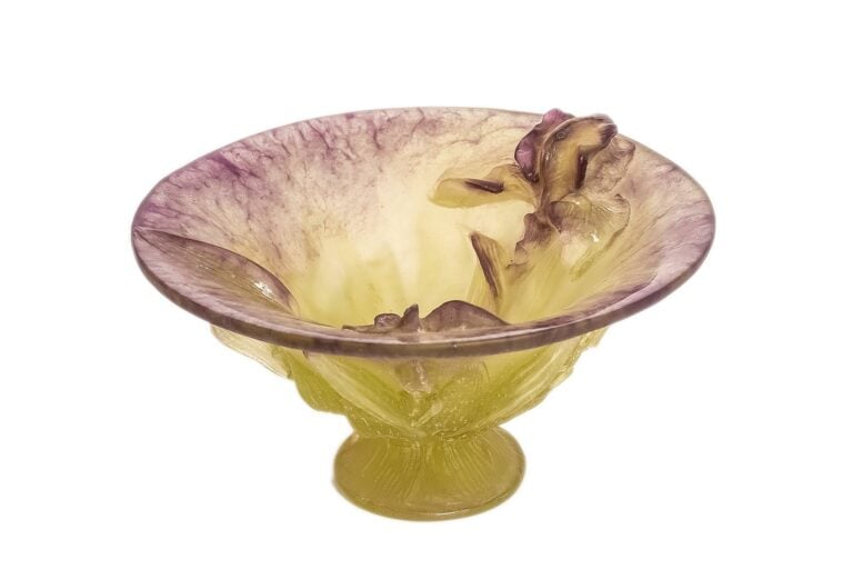 DAUM FRANCE. - Coupe sur piédouche de forme évasée en pâte de verre verte et vi…