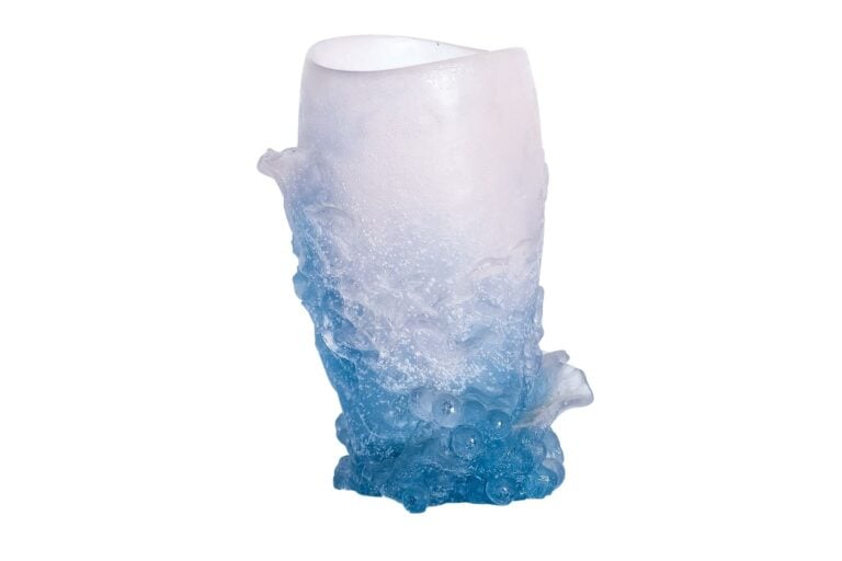 DAUM FRANCE. - Petit vase de forme ovoïde en pâte de verre à fond rose et bleu,…