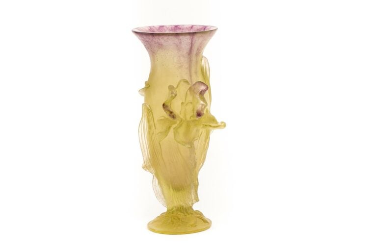 DAUM FRANCE. - Vase de forme balustre en pâte de verre jaune et mauve représent…