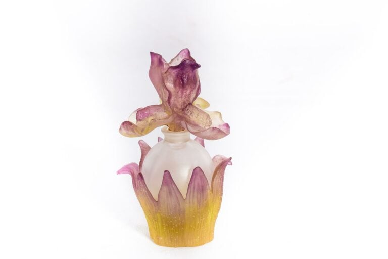 DAUM FRANCE. - Flacon et son bouchon en pâte de verre violette à décor d'iris,…
