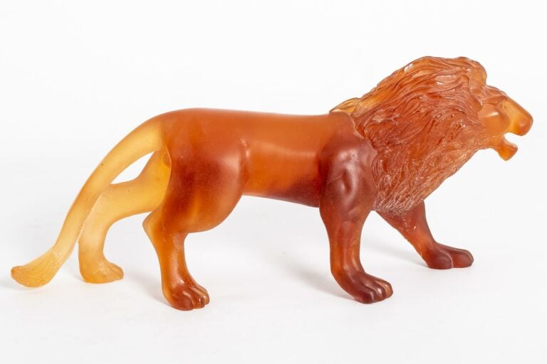 DAUM FRANCE. - Lion marchant - Sujet en pâte de verre orange, signé (accident q…
