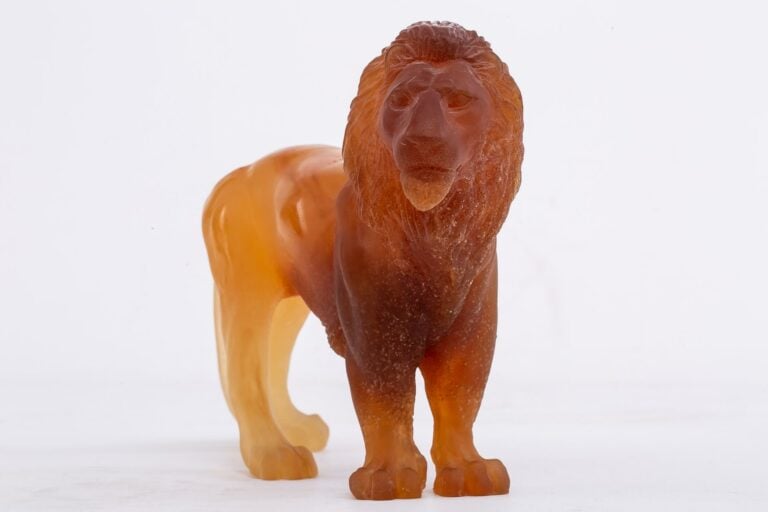 DAUM FRANCE. - Lion à l'arrêt - Sujet en pâte de verre orange, signé. - Hauteur…