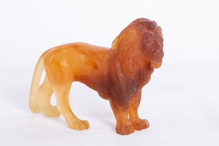 DAUM FRANCE. - Lion à l'arrêt - Sujet en pâte de verre orange, signé. - Hauteur…