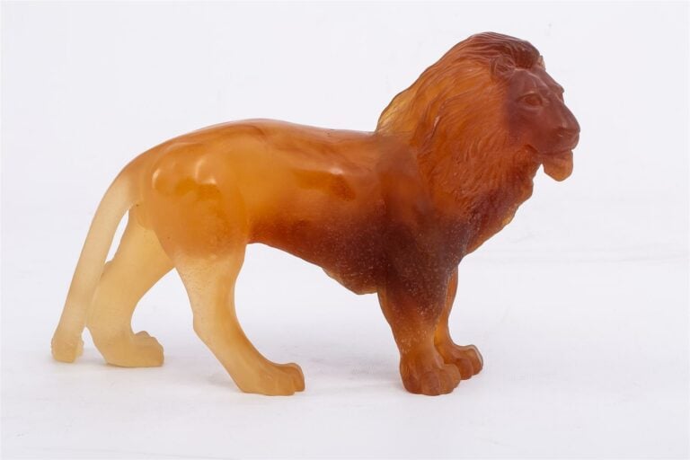 DAUM FRANCE. - Lion à l'arrêt - Sujet en pâte de verre orange, signé. - Hauteur…