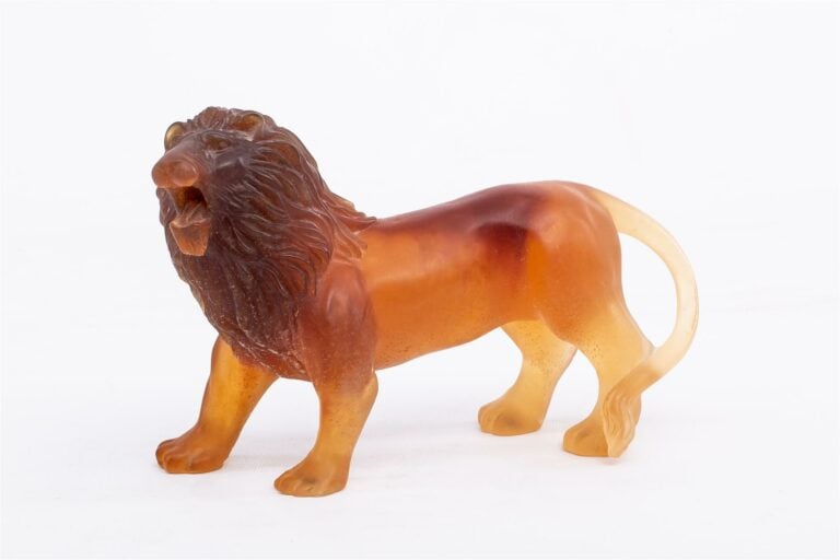 DAUM FRANCE. - Lion debout en pâte de verre orange, signé. - Hauteur: 15,5 cm.…