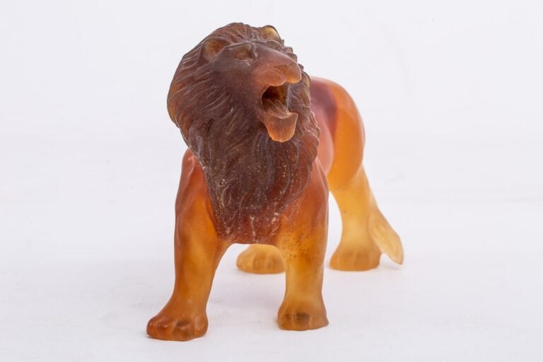 DAUM FRANCE. - Lion debout en pâte de verre orange, signé. - Hauteur: 15,5 cm.…