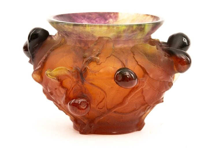 DAUM FRANCE. - Vase pansu en pâte de verre à fond violet, à décor de lézards et…