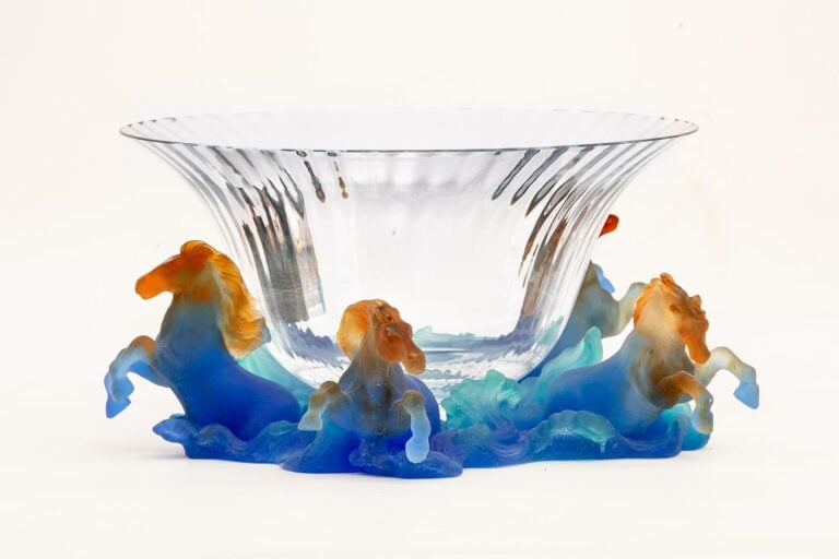 DAUM FRANCE. - Coupe en cristal à décor godronné, sur sa base en pâte de verre…