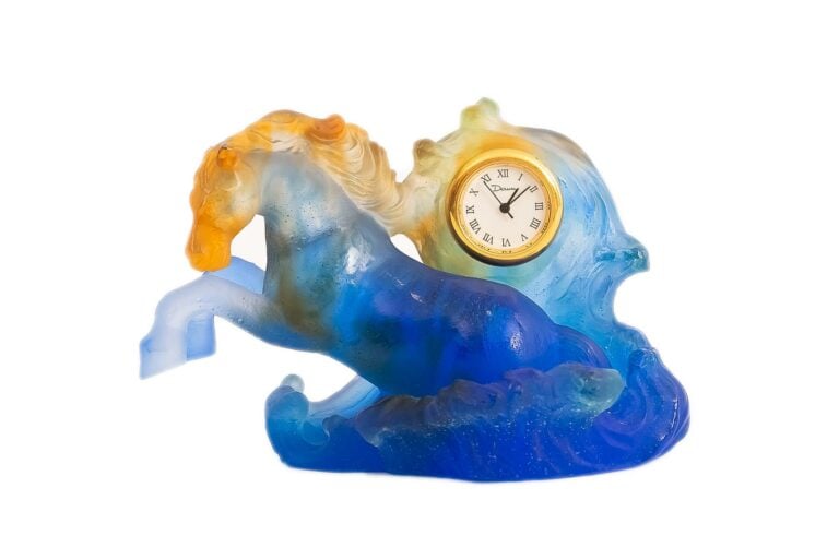 DAUM FRANCE. - Pendulette en pâte de verre bleu orangé figurant un cheval marin…