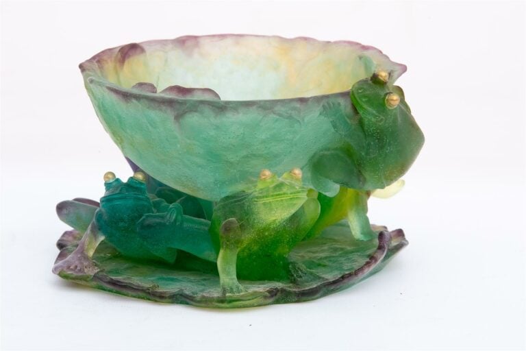 DAUM FRANCE. - Coupe aux grenouilles - En pâte de verre verte et violacée, la b…