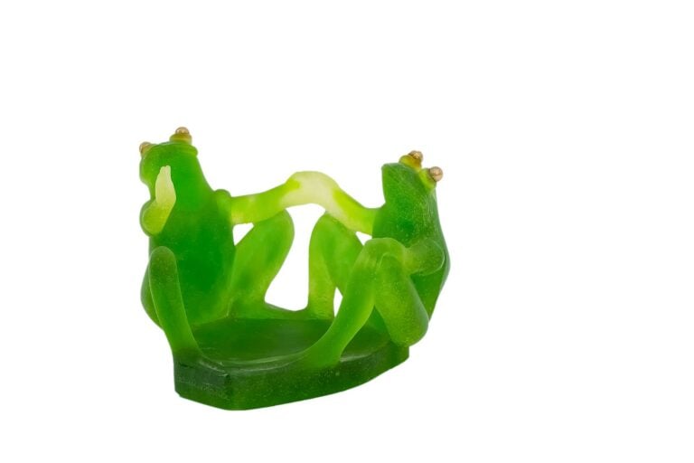 DAUM FRANCE. - Vide-poche aux grenouilles - En pâte de verre verte, signé. - Ha…