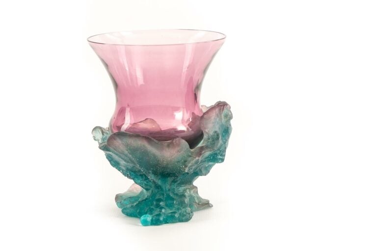 DAUM FRANCE. - Petit vase, piètement en pâte de verre représentant des pampres…