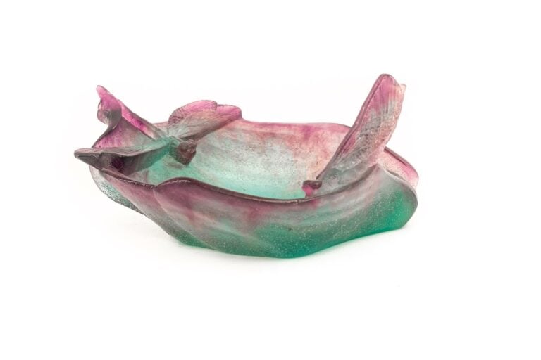 DAUM FRANCE. - Coupe vide-poche en pâte de verre violet à décor de libellules,…