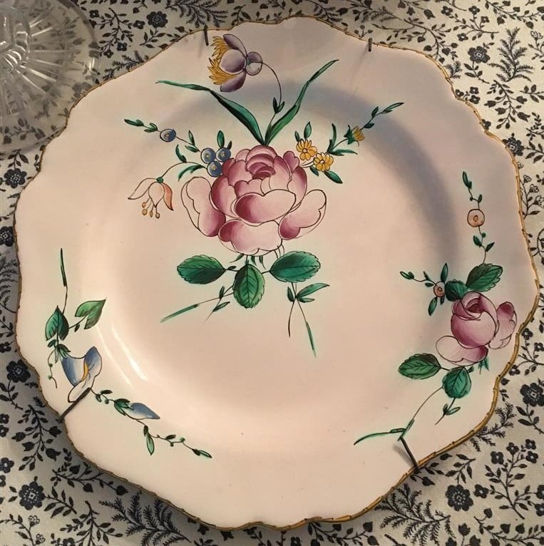 MARSEILLE, VEUVE PERRIN. - Deux assiettes en faïence à décor de fleurs, le bord…