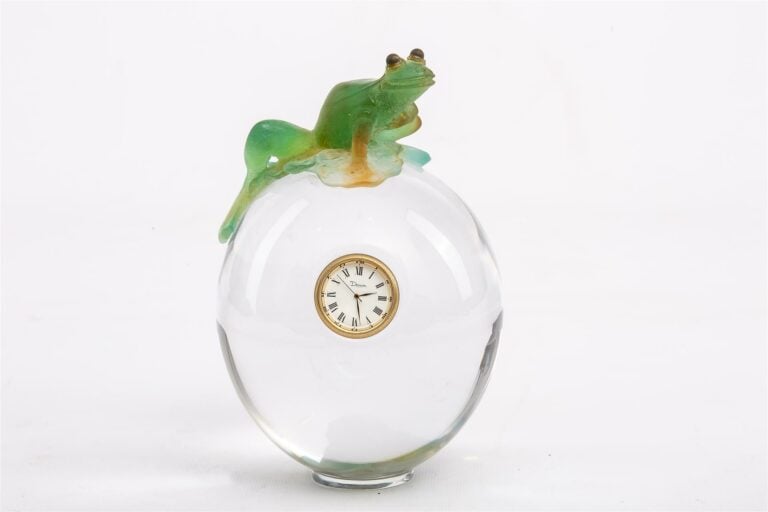 DAUM FRANCE. - Pendule de table à la grenouille, le corps ovoïde en cristal cen…